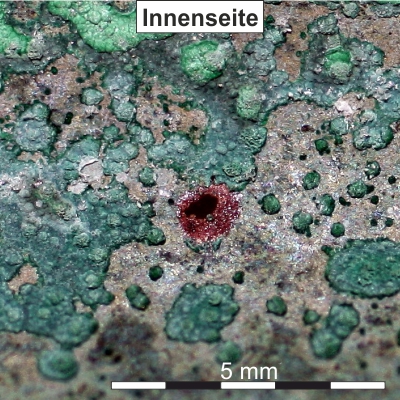 Rohr-Innenseite mit Kupfer- und Eisen-Korrosionen