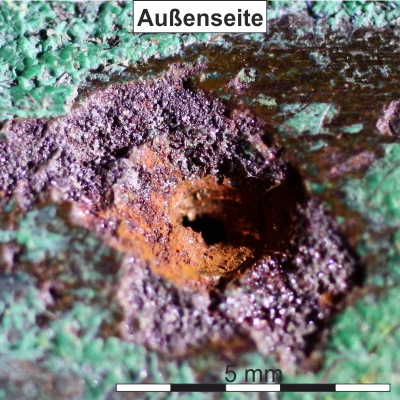 Rohr-Außenseite mit Kupfer- und Eisen-Korrosionen